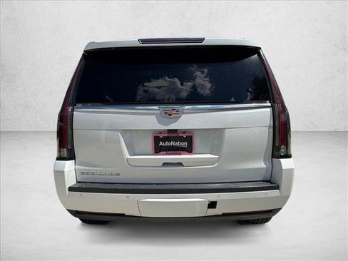 Used 2020 Cadillac Escalade Premium Luxury RWD image 7