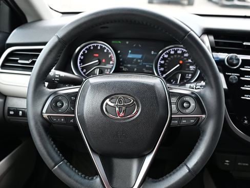 Used 2018 Toyota Camry XLE image 23