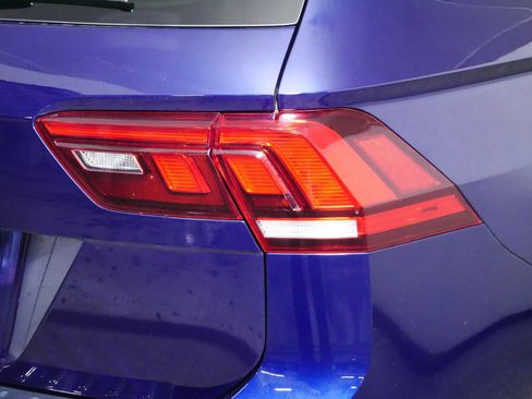 Used 2023 Volkswagen Tiguan SE w/ Panoramic Sunroof Package image 17