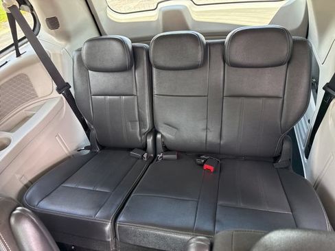 Used 2009 Chrysler Town & Country Touring FWD image 22