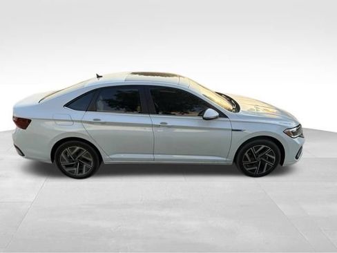 Used 2024 Volkswagen Jetta SEL FWD image 2