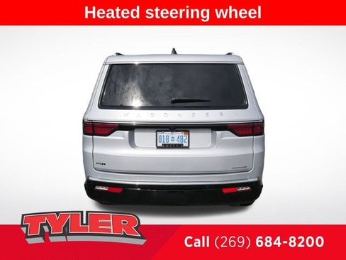 Used 2024 Jeep Wagoneer L Series II w/ Flexible Seating Group AWD/4WD image 7