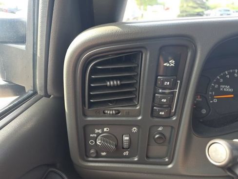 Used 2005 Chevrolet Silverado 2500 LS w/ Skid Plate Package AWD/4WD image 23