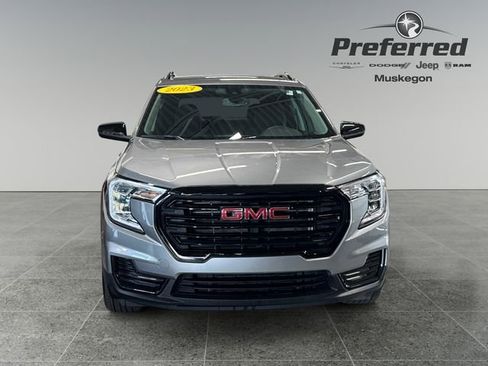 Used 2023 GMC Terrain SLE w/ Driver Convenience Package FWD image 11