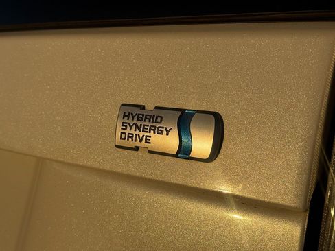 Used 2015 Toyota Prius Five image 20