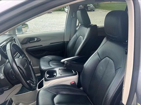 Used 2021 Chrysler Pacifica Touring-L FWD image 24