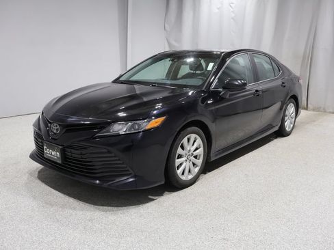 Used 2018 Toyota Camry LE FWD image 5