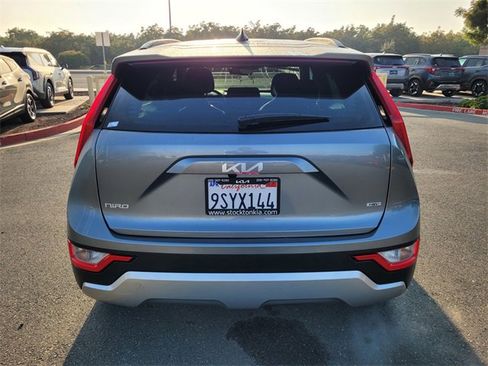 Used 2025 Kia Niro LX image 5