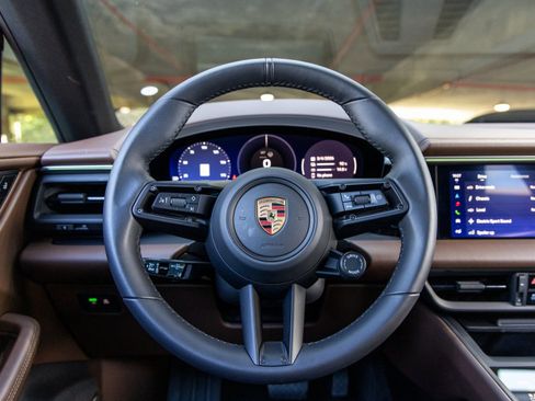 Certified 2025 Porsche Macan 4 Electric image 28