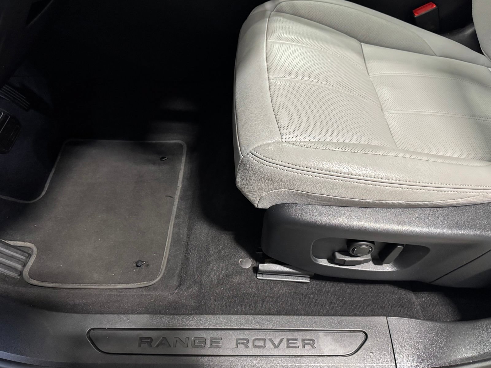 Used 2024 Land Rover Range Rover Evoque S AWD/4WD image 17