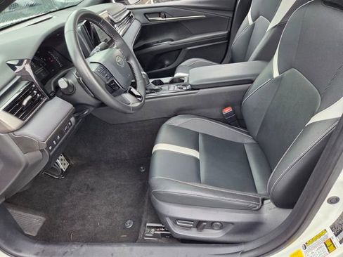 Used 2025 Toyota Camry SE FWD image 9