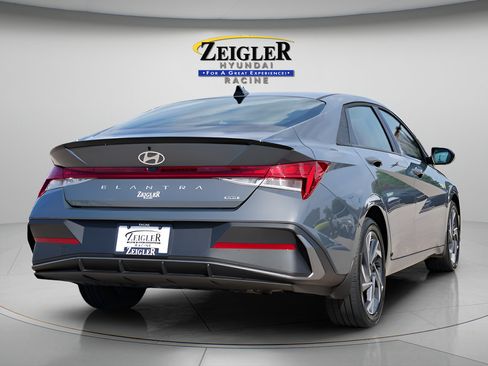 Certified 2025 Hyundai Elantra SEL FWD image 7