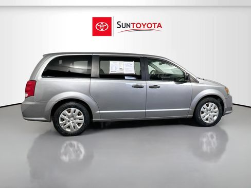 Used 2019 Dodge Grand Caravan SE FWD image 2