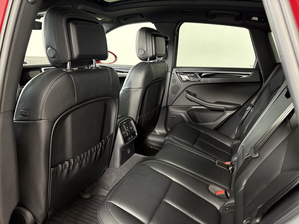 Certified 2025 Porsche Macan AWD/4WD image 26