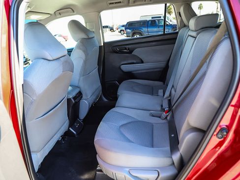 Used 2020 Toyota Highlander LE image 18