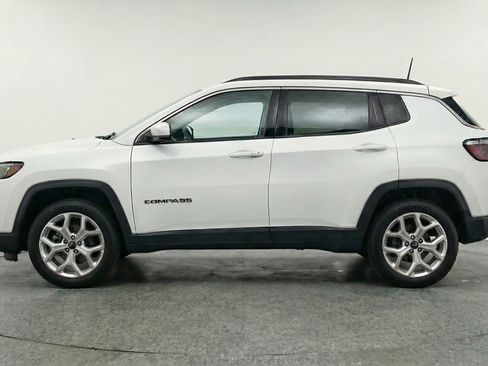 Used 2025 Jeep Compass Latitude AWD/4WD image 5