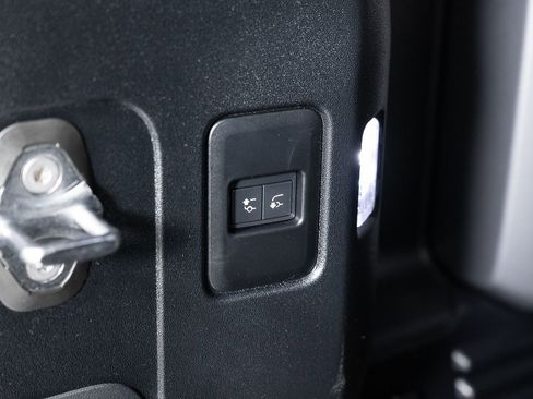 Used 2024 Land Rover Defender 110 SE image 20