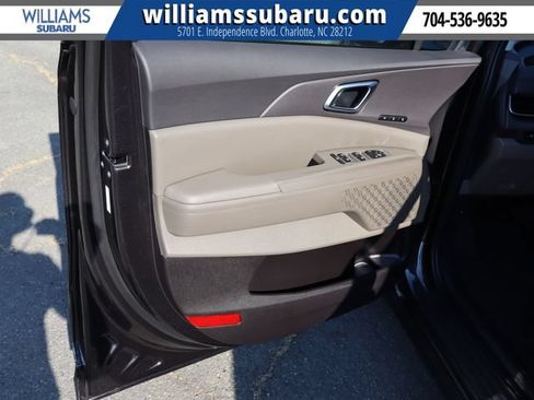 Used 2025 Kia Carnival EX FWD image 17