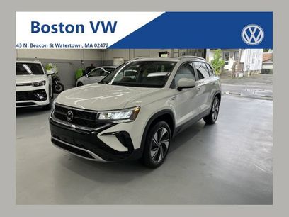 Used 2024 Volkswagen Taos SE w/ Panoramic Sunroof Package