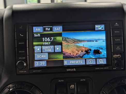 Used 2017 Jeep Wrangler Unlimited Rubicon AWD/4WD image 13