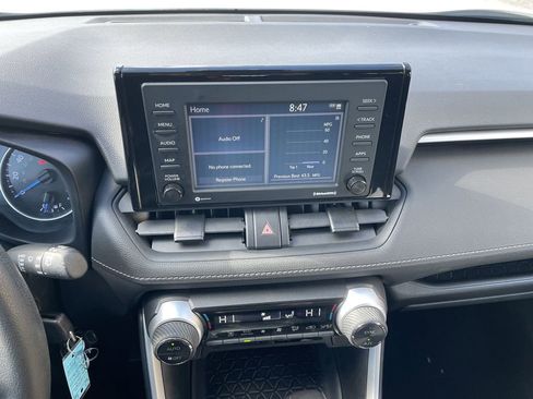 Used 2021 Toyota RAV4 LE image 18