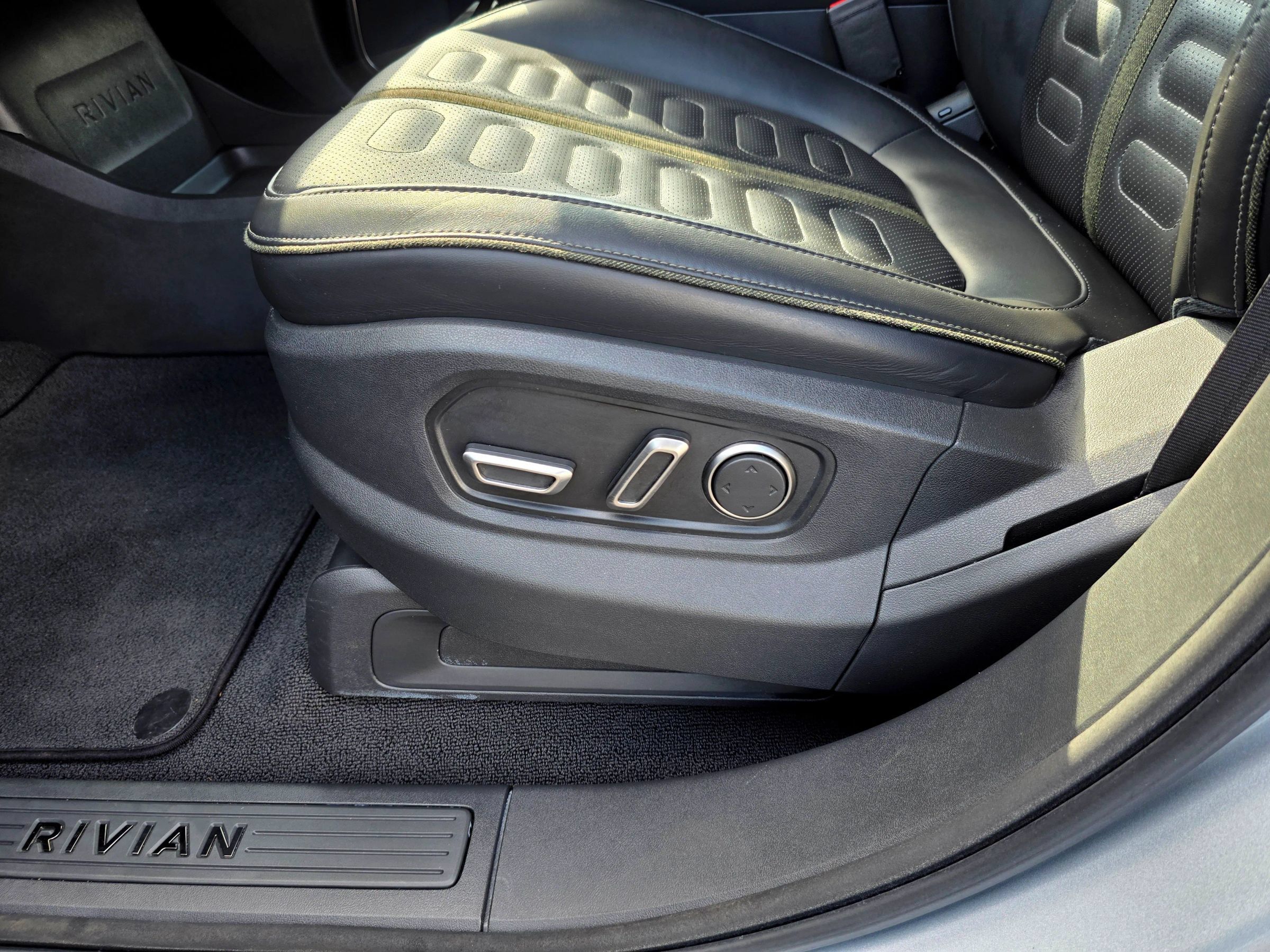 Used 2025 Rivian R1S Adventure Dual AWD/4WD image 44