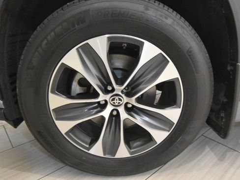 Used 2024 Toyota Highlander XLE image 11