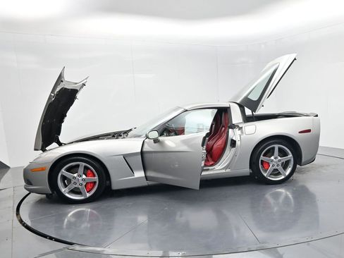 Used 2005 Chevrolet Corvette Coupe w/ Preferred Equipment Group RWD image 52