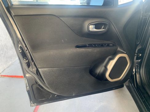 Used 2017 Jeep Renegade Latitude w/ Safety & Security Group (ALP) AWD/4WD image 10