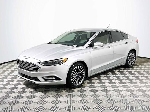 Used 2017 Ford Fusion SE w/ Fusion SE Technology Package image 3
