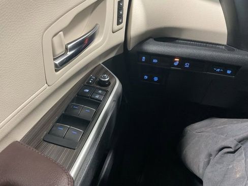 Used 2021 Toyota Sienna Platinum image 17