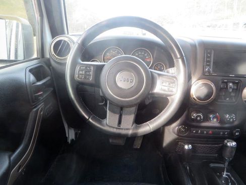 Used 2016 Jeep Wrangler Unlimited Sahara image 12