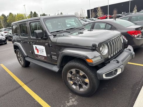 Used 2018 Jeep Wrangler Unlimited Sahara image 3
