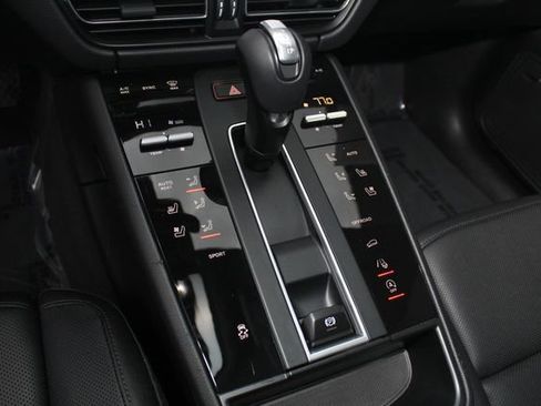 Certified 2025 Porsche Macan image 17