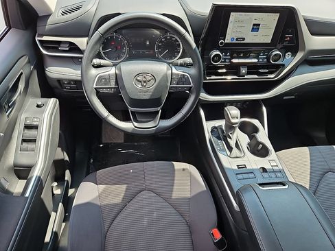 Used 2025 Toyota Highlander LE AWD/4WD image 13