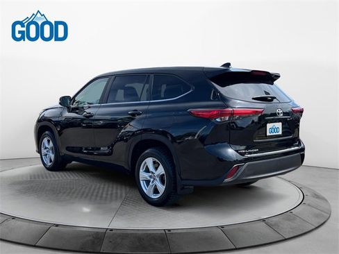 Used 2023 Toyota Highlander LE image 3