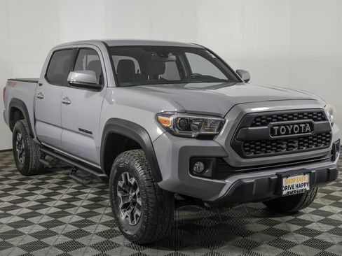 Used 2018 Toyota Tacoma TRD Off-Road w/ Technology Package AWD/4WD image 12