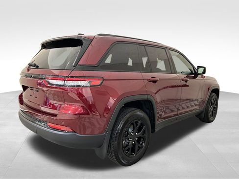 Used 2025 Jeep Grand Cherokee Altitude w/ MOPAR Finishing Package AWD/4WD image 5