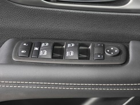 Used 2025 Chrysler Pacifica Select image 14