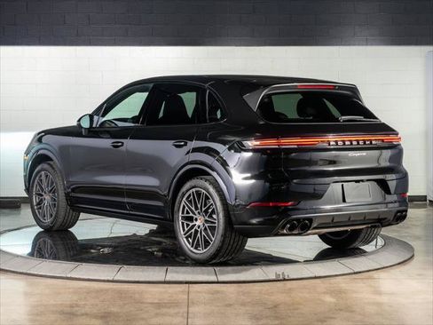 Used 2025 Porsche Cayenne AWD/4WD image 3