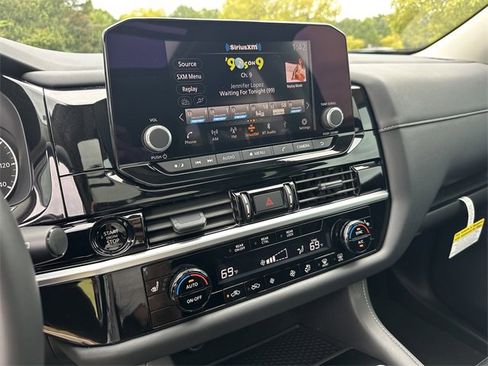 Certified 2025 Nissan Pathfinder SV w/ SV Premium Package image 30