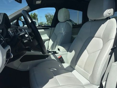 Used 2024 Porsche Macan AWD/4WD image 26