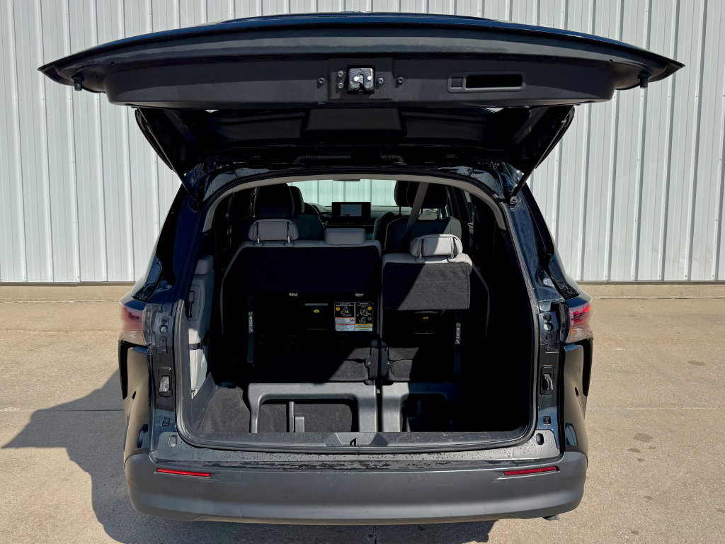 Used 2025 Toyota Sienna LE FWD image 16