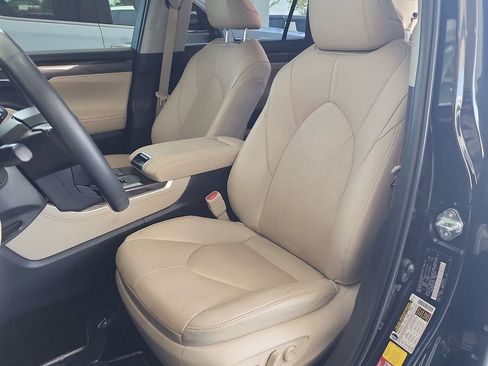 Used 2023 Toyota Highlander Limited FWD image 20