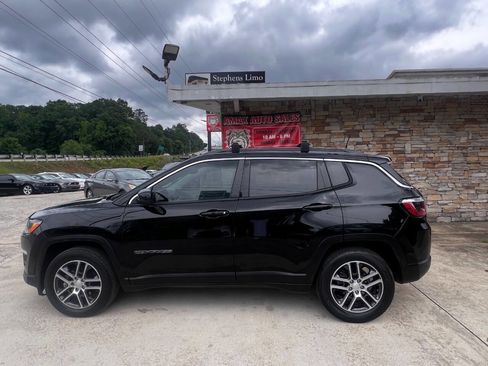 Used 2018 Jeep Compass Latitude w/ Popular Equipment Group FWD image 3