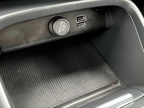 Used 2022 Volvo XC40 T5 Momentum image 33