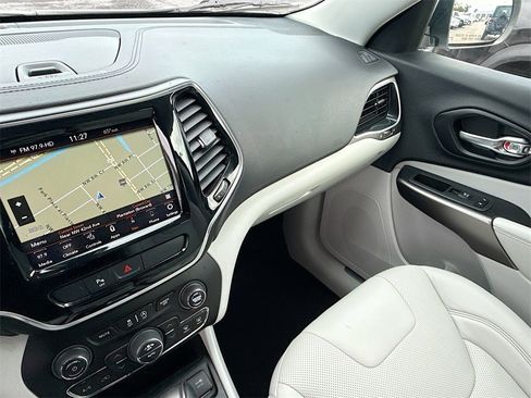 Used 2020 Jeep Cherokee Limited image 24