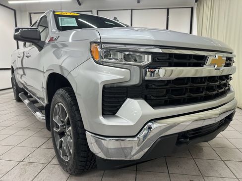 Certified 2022 Chevrolet Silverado 1500 LT image 2