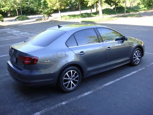 Used 2017 Volkswagen Jetta SE FWD image 7