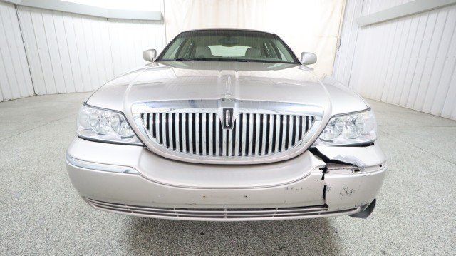 Used 2003 Lincoln Town Car Executive RWD image 7
